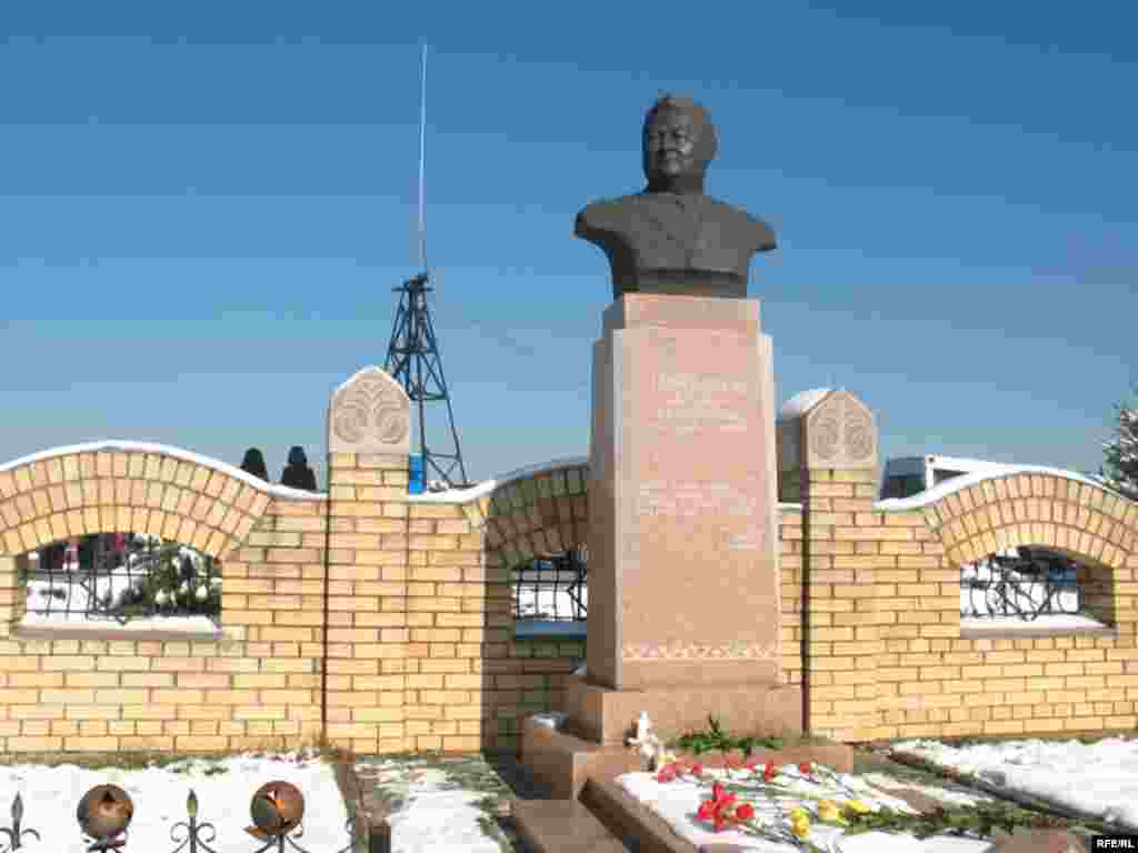Памятник Заманбеку Нуркадилову на его могиле на кладбище "Кенсай". Алматы, 12 ноября 2008 года. - Памятник Заманбеку Нуркадилову на его могиле на кладбище "Кенсай". Алматы, 12 ноября 2008 года.