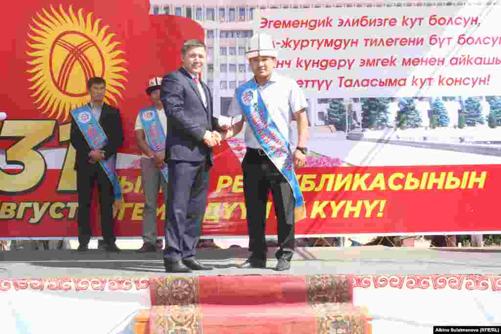 Талас шаары. Майрамдын алкагында бир катар жергиликтүү бийлик өкүлдөрү ардак кагаздар менен сыйланды. Алардын ичинен маданият, маалымат жана туризм министри Түгөлбай Казаков, белгилүү хирург Сабырбек Жумабеков, төкмө акын Аалы Туткучев сыяктуу көрүнүктүү коомдук жана саясий ишмерлер Талас облусунун ардактуу жана чыгаан атуулу наамы менен сыйланышты. 