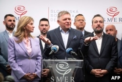 Fico (centru), într-o conferință de presă susținută la Bratislava pe 1 octombrie.