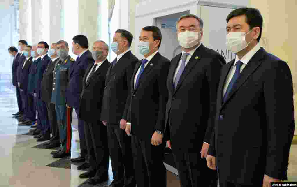Садыр Жапаровдун Казакстандын мурдагы пезиденти Нурсултан Назарбаев менен жолугушуусу да белгиленген.
