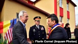 Ion Aliman (dreapta) alături de fostul ambasador american Hans Klemm