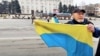 Маріано Гарсія Калатаюд – іспанський волонтер, якого викрали під час російської окупації Херсону. На світлині він на акції протесту в Херсоні, а ліворуч на задньому плані військові РФ