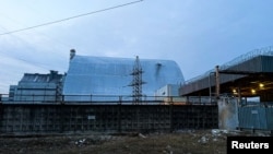 Sarcofagul Centralei Nucleare Cernobîl este vizibil afectat de explozia dronei.