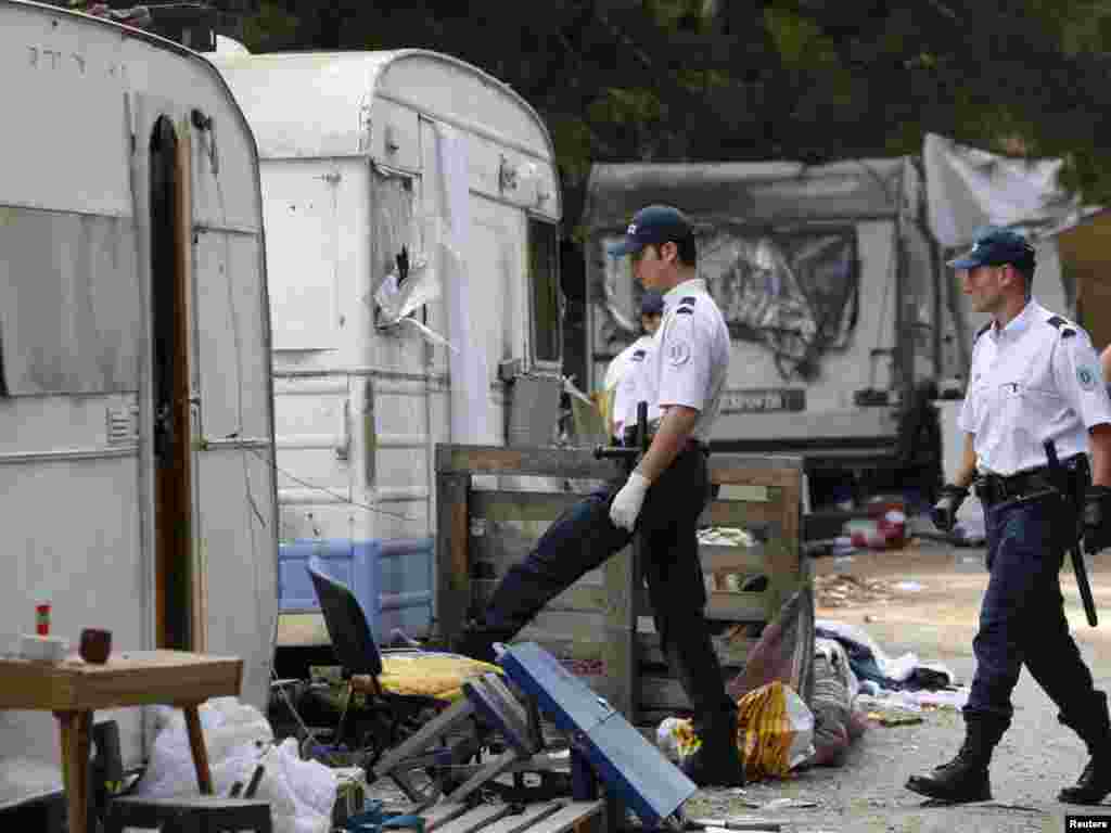 Francuska je 19.08.2010. počela sa proterivanjem stotine Roma u Rumuniju i Bugarsku, ističući da su se ilegalno nastanili. Kritičari, pak, ističu da je ovaj potez vlasti u Parizu sračunat na skretanje pažnje javnosti zbog pada popularnosti Nikolasa Sarkozija (Nicolas Sarkozy), kao i ekonomskih i socijalnih problema . Foto: REUTERS / Philippe Laurenson