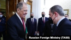 Ռուսաստանի արտգործնախարար Սերգեյ Լավրովը (ձ) ողջունում է իր ադրբեջանցի պաշտոնակցին, արխիվ