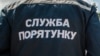 У Києві через сильний вітер дерево впало на авто: одна людина загинула – ДСНС