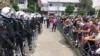 Promene na nivou opštinske vlasti u nekim gradovima Crne Gore bile su praćene i incidentima, uključujući i nasilne. Posebno u Budvi gde je zabeležena i ova fotografija u vreme protesta građana ispred policijske stanice zbog hapšenja lokalnih funkcionera 17. juna 2020.