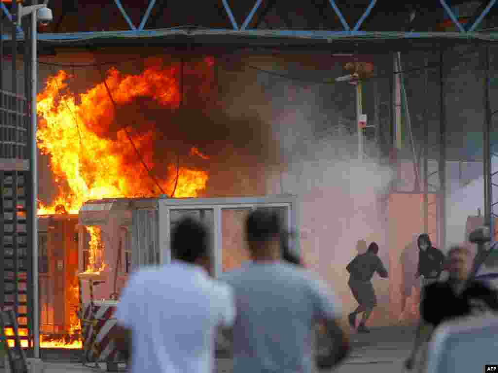 Granični prelaz Jarinje, 27.07.2011. Foto: AFP