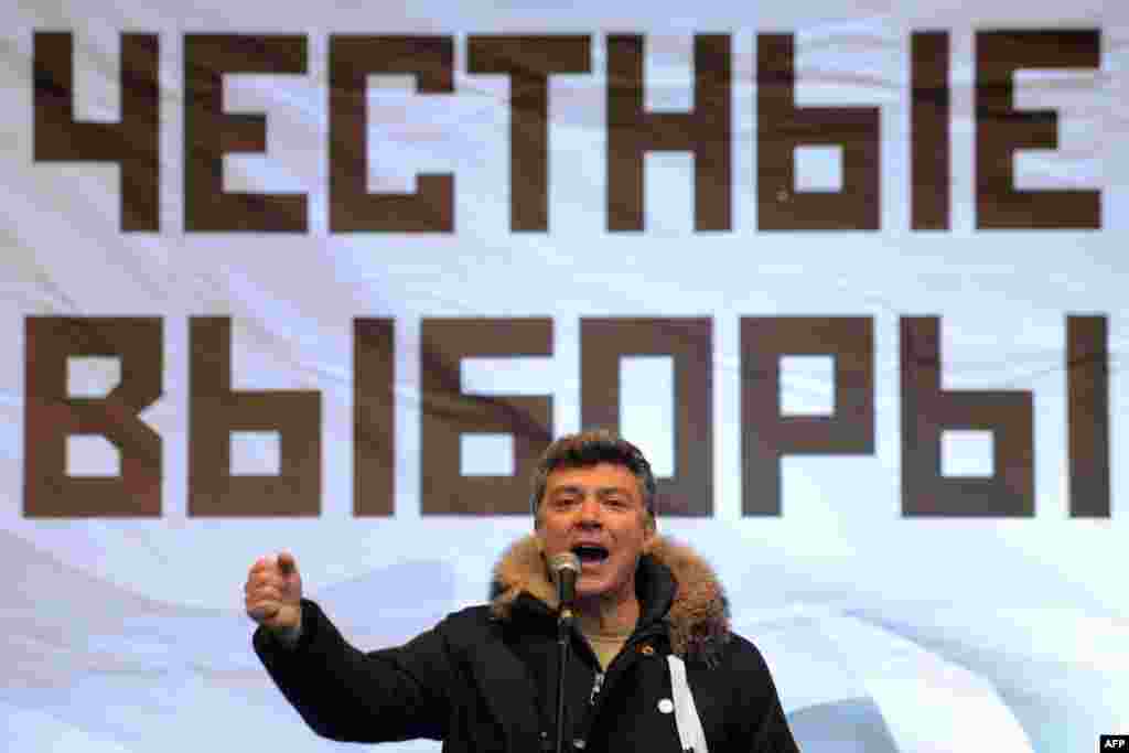 Немцов присъства на опозиционен митинг за честни парламентарни избори след изборите от 2011 г., за които се твърди, че са манипулирани.