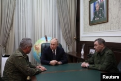 Путін з тодішнім міністром оборони Сергієм Шойгу (ліворуч) та начальником Генштабу генералом Валерієм Герасимовим обговорює перебіг війни з Україною під час візиту до Ростова-на-Дону. Листопад 2023 року