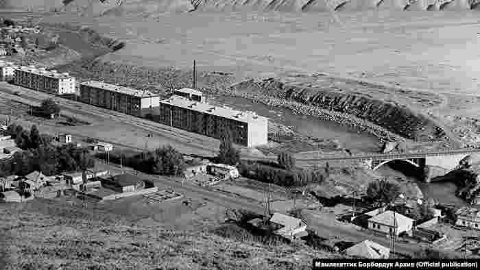 Нарын шаары Нарын дарыясынын жээгинде жайгашкан.1994-жылы шаарда троллейбус линиясы орнотулган. Учурда Нарын - троллейбус каттаган дүйнөдөгү эң кичинекей шаарлардын бири. 