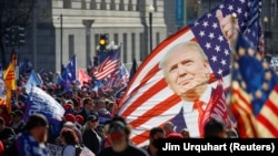 АКШ президенти Д.Трамптын колдоочулары "Добуш уурдоону токтоткула!" деген ураан менен көчөгө чыгышты. Вашингтон. 2020-жылдын 14-ноябры.