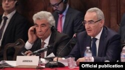 Председатель Национального собрания Армении Галуст Саакян и председатель Конституционного суда Армении Гагик Арутюнян на заседании Венецианской комиссии, 23 октября 2015 г.