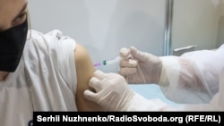 За даними МОЗ, за останню добу щеплення зробили 76 148 людям: одну дозу отримали понад 46 тисяч, повністю імунізовані – майже 30 тисяч