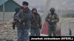 Кыргыз-тажик чегиндеги кыргыз аскерлери. Баткен, 23-январь, 2014