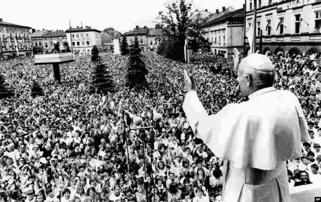 Июнь 1979 года. Папа Иоанн Павел II совершает визит в свою родную страну – Польшу. Его приветствуют миллионы людей. Папа избегает прямой критики коммунистических правителей Польши, но в своих проповедях говорит о «неотъемлемых» правах граждан, укрепляя дух недовольных режимом. Через несколько месяцев в Гданьске был основан антикоммунистический профсоюз «Солидарность», в который за год вступили около 10 миллионов человек. 