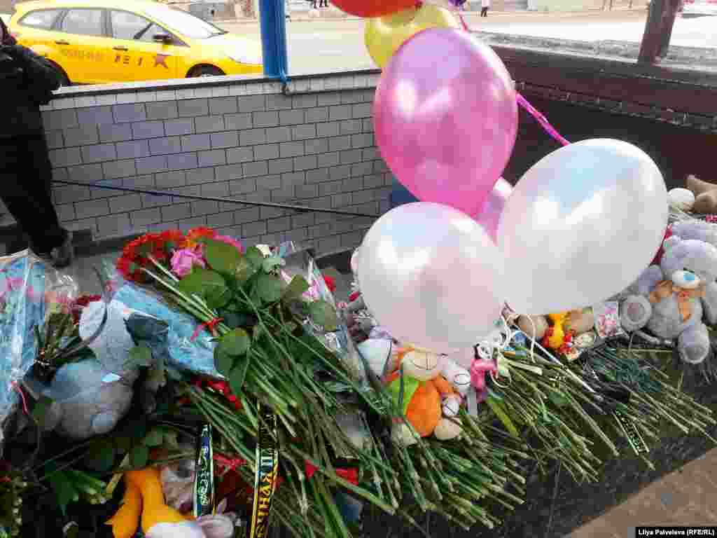 У станции метро "Октябрьское поле", где была задержана няня, убившая 4-летнюю девочку, возник стихийный мемориал, люди приносят цветы, игрушки и воздушные шарики 