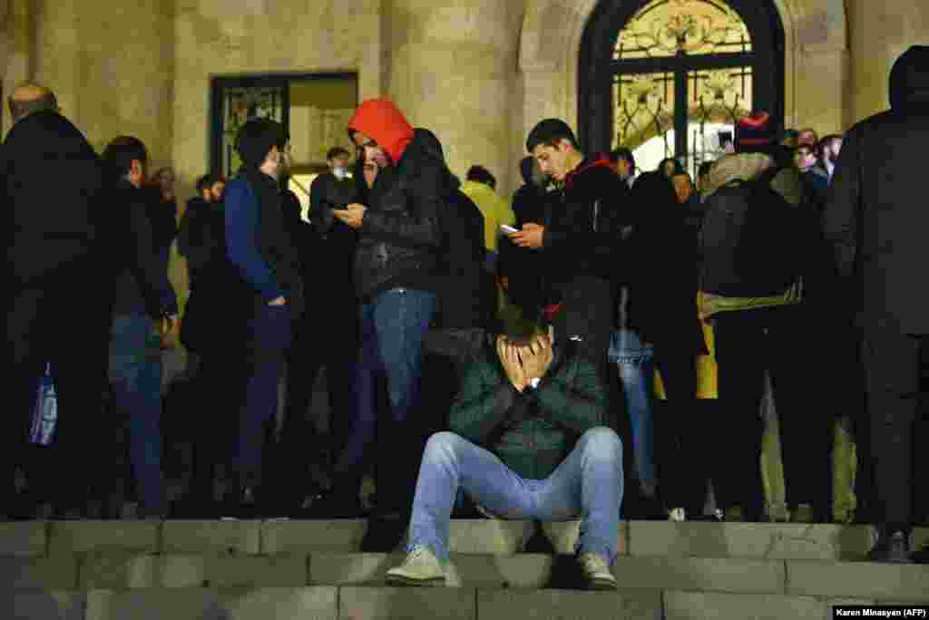 Толпа у здания парламента в Ереване. Протестующие говорят, что их "предали" подписанием этого соглашения. Больше 1200 армянских военнослужащих погибли с начала вооруженных столкновений 27 сентября. 