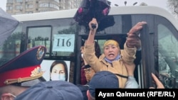 Задержание пришедших на протест в Алматы. 1 мая 2021 года.