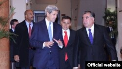 Государственный секретарь США Джон Керри (слева) и президент Таджикистана Эмомали Рахмон. Душанбе, 3 ноября 2015 года.