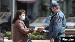Ոստիկանը ստուգում է քաղաքացու անցաթուղթը, 25-ը մարտի, 2020թ.