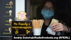 В рамках послаблення карантину в Україні підприємцям дозволили готувати страви і напої з собою та відкривати літні майданчики кафе