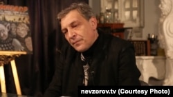 Олександр Невзоров нині живе в Ізраїлі. В Росії проти нього порушили кримінальну справу за «дискредитацію російської армії» та видали ордер на арешт