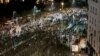 Співробітники служби безпеки Сербії і протестувальники перед будівлею парламенту Сербії, 15 березня 2025 року