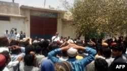 پاکستان: د بلوچستان په حب ښارګوټۍ د پولیس تاڼې بهر د یوه هندو کس پرضد مظاهره وشوه چې د مذهب سپکاوي تور پرې لګېدلی وو. د مې ۴ د ۲۰۱۷م کال 