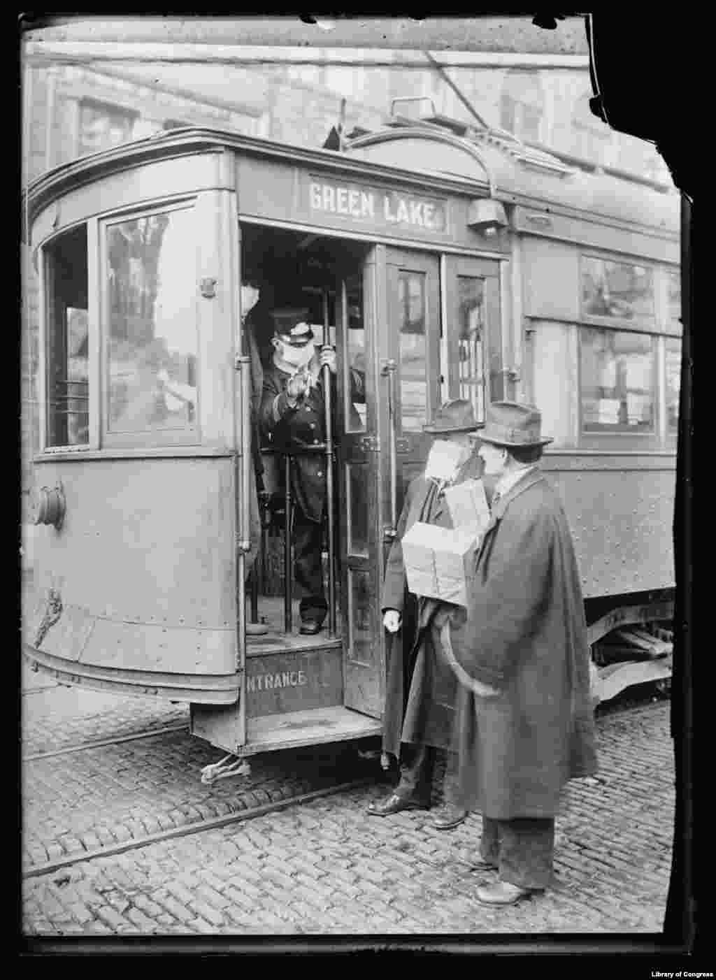 Măștile sunt utilizate ca măsură de precauție împotriva gripei în statul Washington, în perioada 1918-1919. Răspândirea virusului s-a încheiat în 1920. 