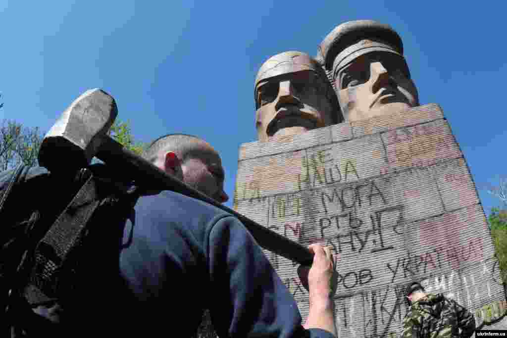 У столиці на Либідській площі активісти намагалися знести пам'ятник чекістам. Організатором акції виступив «Комітет визволення політв'язнів», який очолює Микола Коханівський. Київ, 28 квітня 2016 року