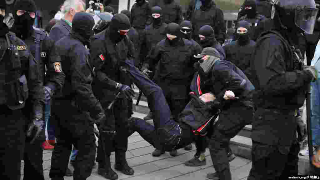 За інформацією МВС Білорусі, всього в країні на акціях 27 вересня затримали близько 200 осіб