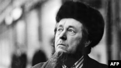 Aleksandr Solzhenitsyn arrives in the German city of Frankfurt on February 15, 1974, after being expelled from the Soviet Union.