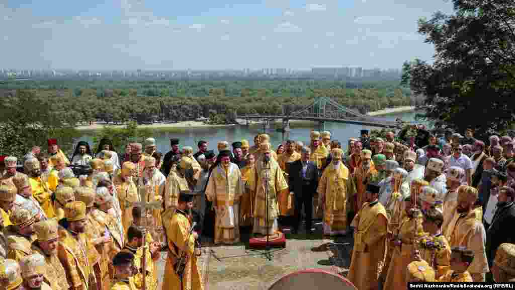 Представник Вселенського патріарха Варфоломія митрополит Гальський Еммануїл, глава Православної церкви України (ПЦУ), митрополит Київський і всієї України Епіфаній, п’ятий президент України і очільник партії «Європейська солідарність» Петро Порошенко