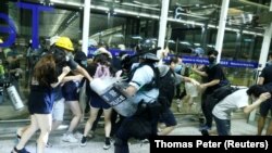 Гонконг аэропортунда 13-августта болгон окуялар. 