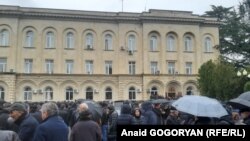 Աբխազիա, քաղաքացիները հավաքվել են նախագահական նստավայրի դիմաց, 10 հունվարի, 2020թ.
