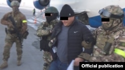 Шектүүнү кармап алып келүү учурунан тартылган сүрөттү УКМК жөнөттү. 