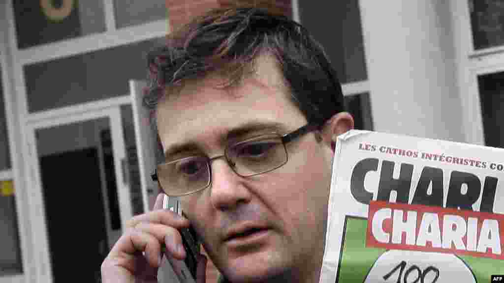 Izdavač lista "Charlie Hebdo", poznatiji kao Charb, pokazuje specijalno izdanje lista, Pariz, 2. novembar 2011.