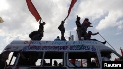 Демонстранты выкрикивают анти-правительственные лозунги, стоя на автомобиле на площади Таксим. Стамбул, 4 июня 2013 года.