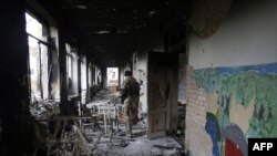 Український військовослужбовець в зруйнованій школі у селі Піски, що поруч з Донецьком, 26 жовтня 2015 року