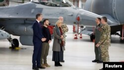 Președintele ucrainean, Volodimir Zelenski, și premierul belgian, Alexander De Croo, în vizita de pe 28 mai la baza aeriană Melsbroek, care găzduiește cursuri de instruire a piloților ucraineni.