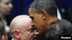 Predsjednik Barak Obama grli Marka Kellya muža Gabrielle Giffords u "Zajedno ćemo napredovati: Tucson i Amerika", manifestacija koja se održava za podršku i pamćenje žrtava masove pucnjave, u mestu Tucson, 12. januar 2011.