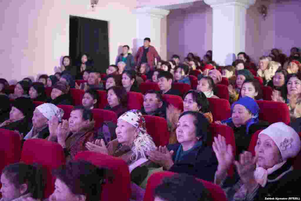 "Ажар" повестин өткөн кылымдын 70-жылдарында Болот Алаков сахнага ылайыкташтырып жазып чыгып, режиссер Алмазбек Сарлыкбеков Каракол театрында койгон. Ошол драма эми Бакен Кыдыкеева атындагы жаш көрүүчүлөр театрынын жетекчиси, режиссер Эгемберди Чалабаев тарабынан кайра иштелип чыгып, сахналаштырылды. 
