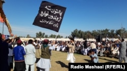 په رته کلاچۍ میدان کې د پښتون ژغورنې غورځنګ جلسه روانه ده. 