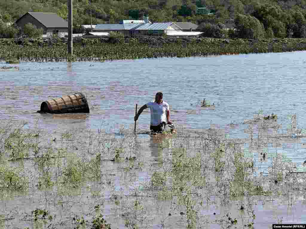 Ploile abundente de sâmbătă noaptea, 14 spre 15 septembrie, au afectat peste 700 de locuinţe din comuna Slobozia Conachi, aflată la 30 de kilometri de municipiul Galați. 
