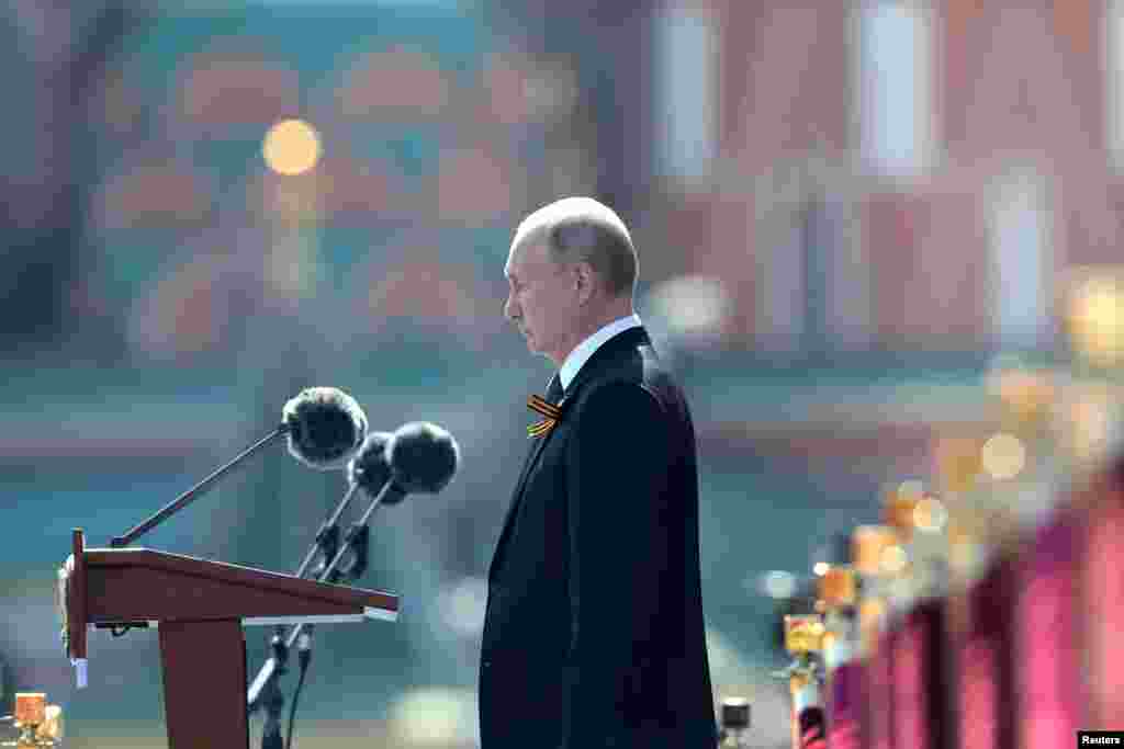 Без маски был президент России Владимир Путин. 