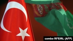 Түркия менен Түркмөнстандын мамлекеттик туулары.
