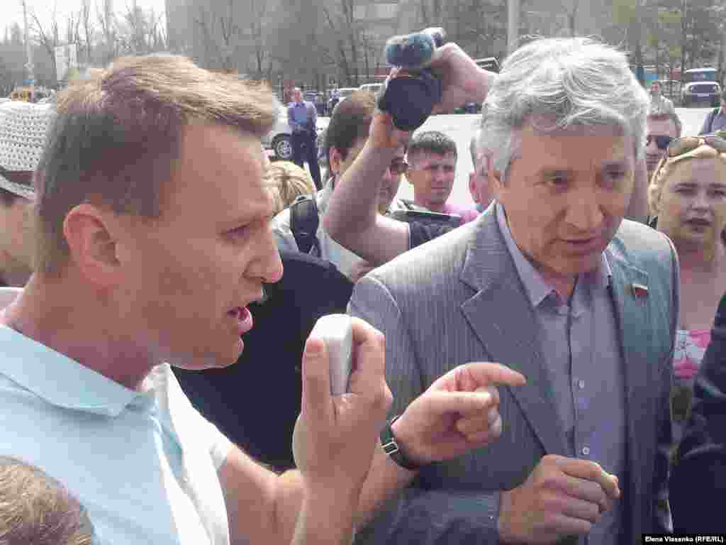 Алексей Навальный критикует депутата от ЕдРа Леонида Огуля за расточительство. "Вон из нашей Астрахани!"
