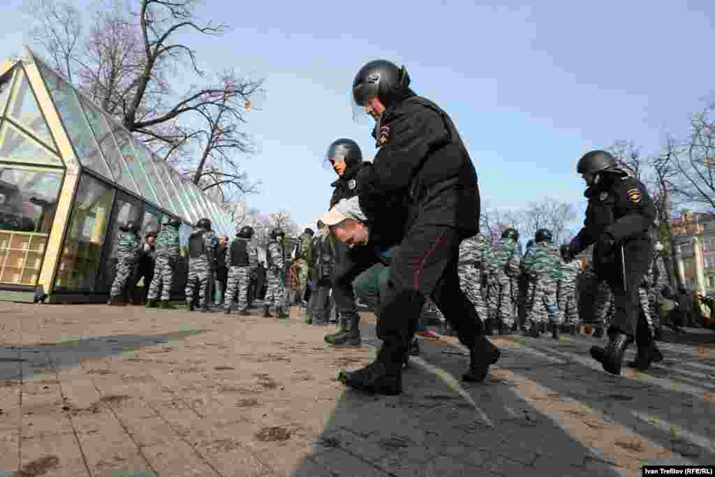  Акция протеста сопровождалась беспрецедентными задержаниями протестующих.