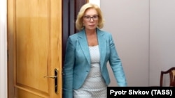Людмила Денісова додає, що адміністрація колонії, де утримують Шумкова, не дозволяє йому листуватися з рідними